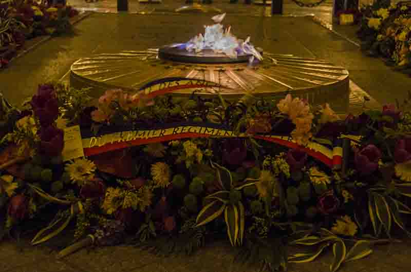 24 - Francia - Paris - Arco del Triunfo - interior - imagen nocturna.jpg